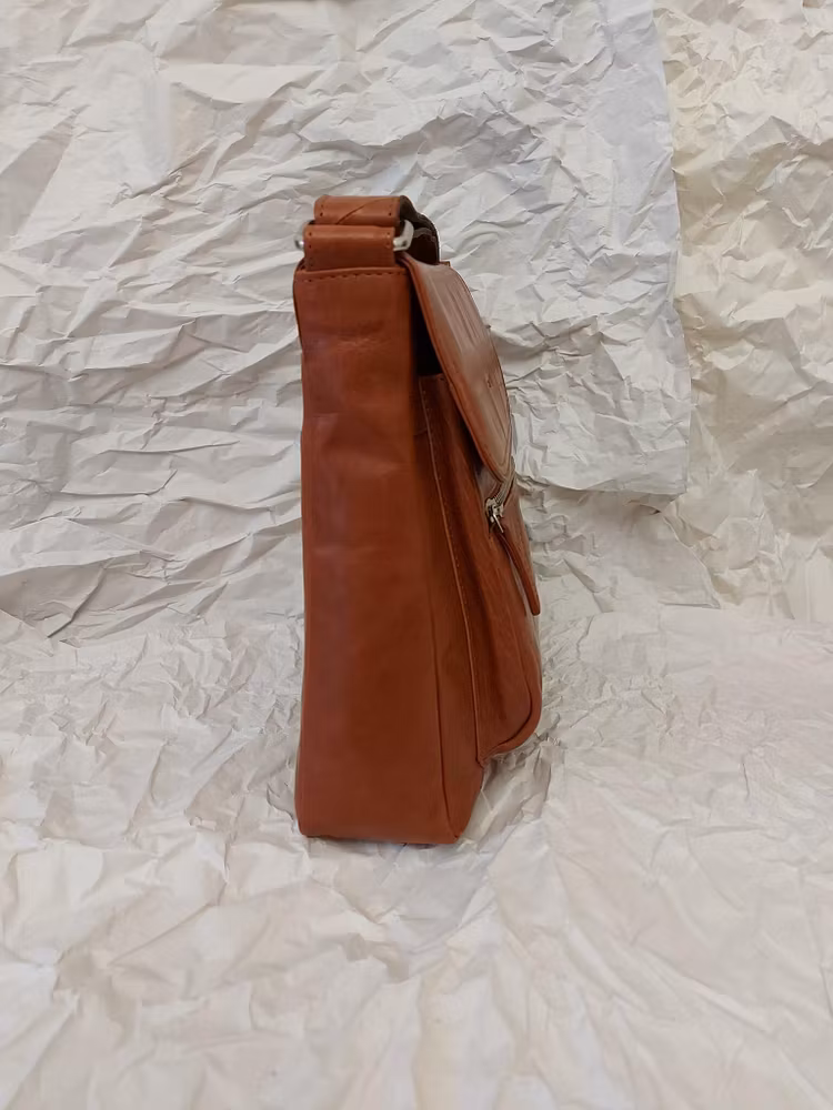 Axelväska med lock skinn färg cognac Luca Ferri 5-7433