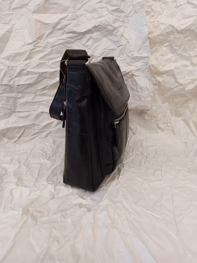 Axelväska med lock skinn svart Luca Ferri 5-7433