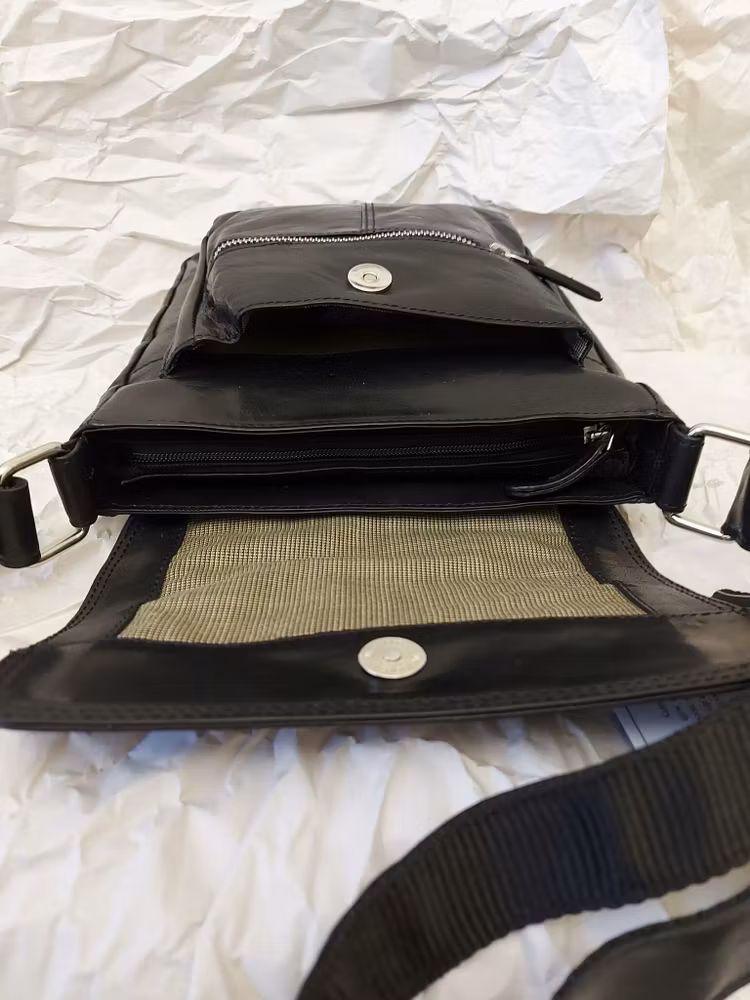 Axelremsväska med lock äkta skinn svart Luca Ferri 5-7433