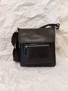 Axelremsväska med lock skinn svart Luca Ferri 5-7433