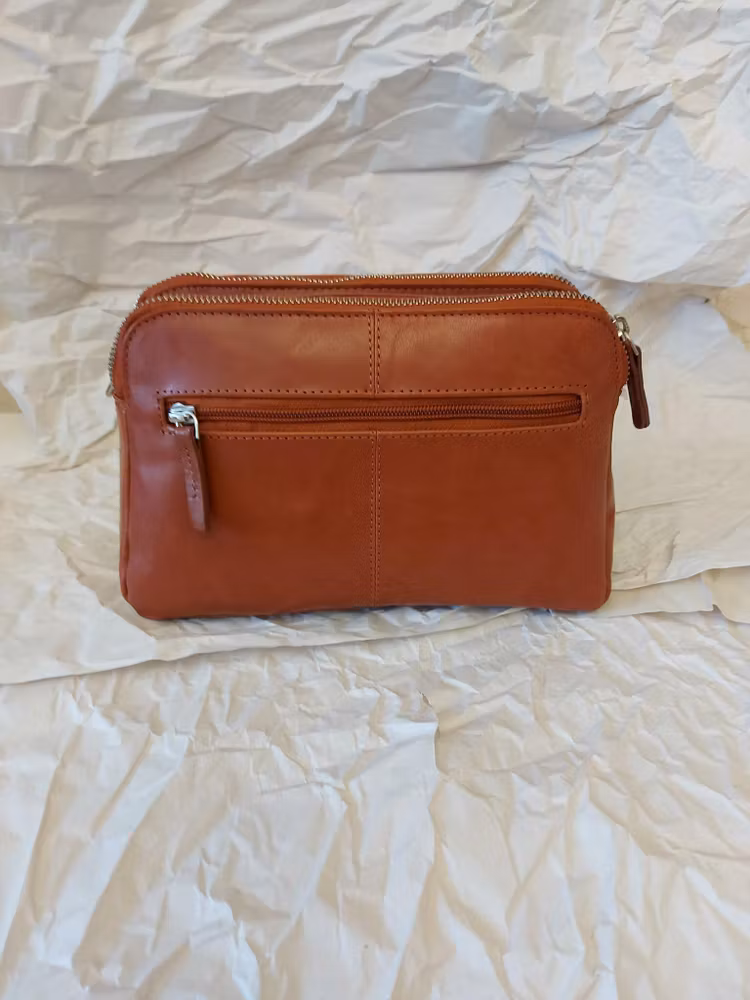 Axelremsväska liten halvmåne skinn cognac Luca Ferri 5-7432