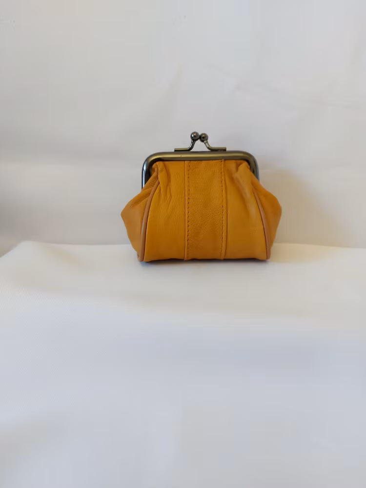 Portmonnä i skinn, liten, mörk bygel 7 cm 12 olika färger