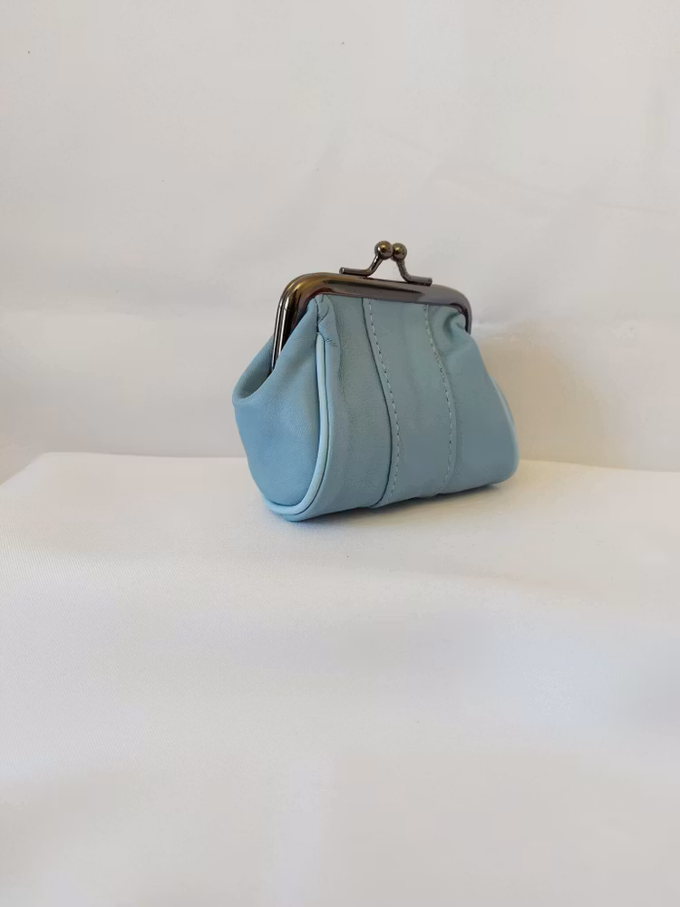 Portmonnä i skinn, liten, mörk bygel 7 cm 12 olika färger