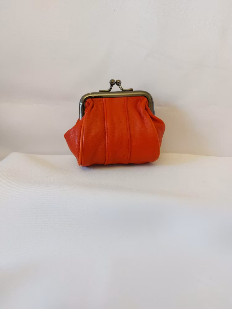 Portmonnä i skinn, liten, mörk bygel 7 cm 12 olika färger