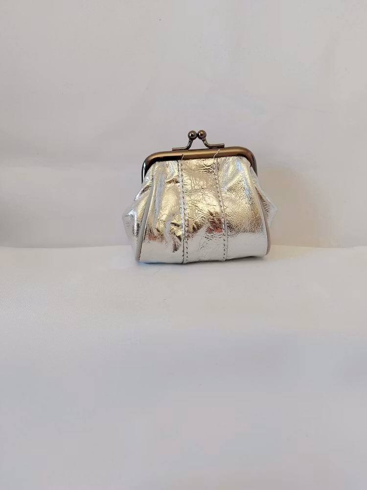 Portmonnä i skinn, liten, mörk bygel 7 cm 12 olika färger