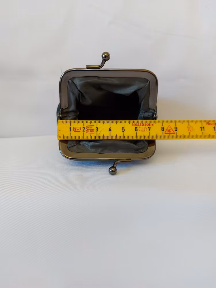 Portmonnä i skinn, liten, mörk bygel 7 cm 12 olika färger