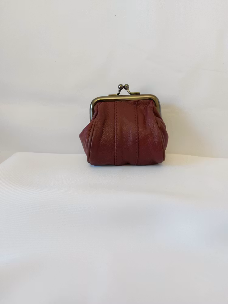 Portmonnä i skinn, liten, mörk bygel 7 cm 12 olika färger