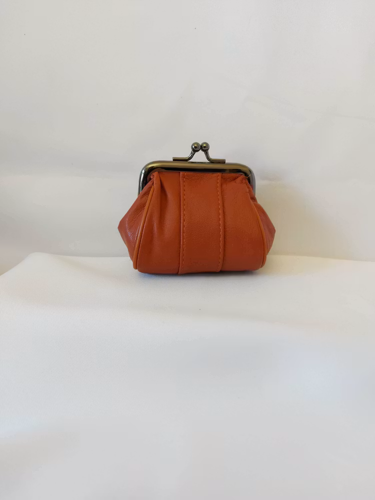 Portmonnä i skinn, liten, mörk bygel 7 cm 12 olika färger