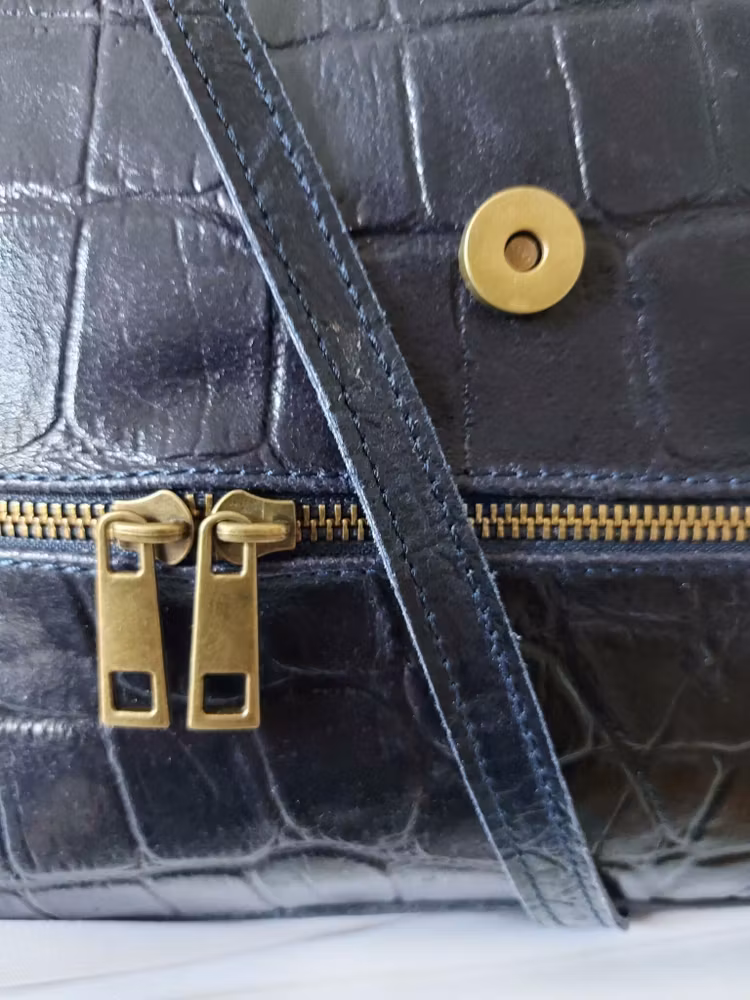 6 Axelremsväska äkta skinn croco Mörkblå nr 69 detalj rätt färg