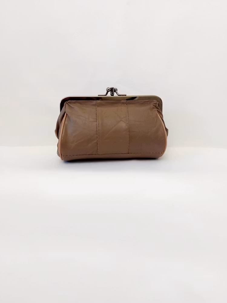 Portmonnä i skinn, rund, bygel 12 cm, flera olika färger