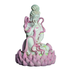 Kuan-Yin sittande på lotus