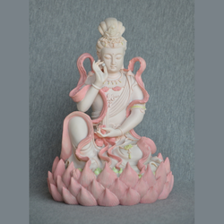 Kuan-Yin sittande på lotus