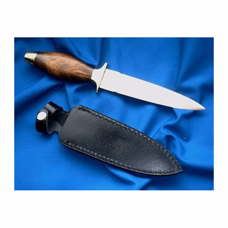 Athame med handtag av rosenträ. Svart fodral