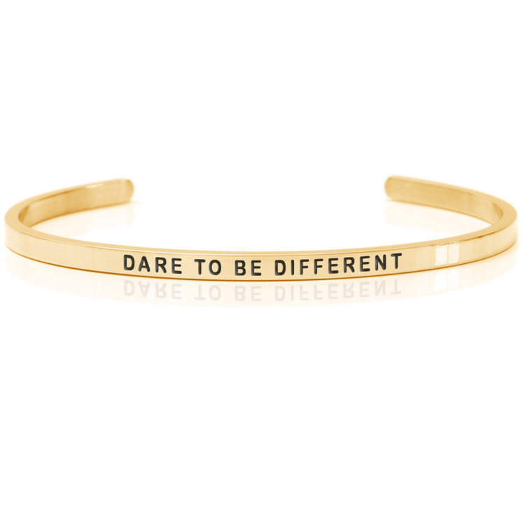 Förgyllt armband med texten Dare to be different