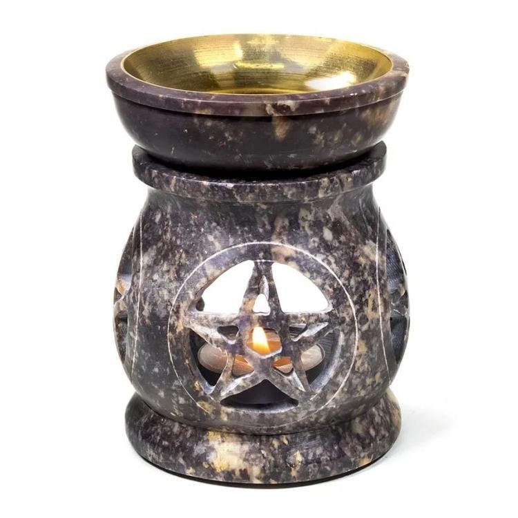Aromalampa av täljsten med utskuret Pentagram.