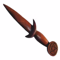 Athame av trä med måne och pentagram