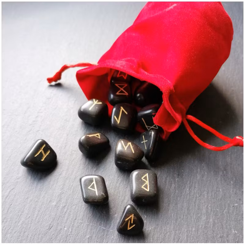 Runor av Onyx i röd sammetspåse