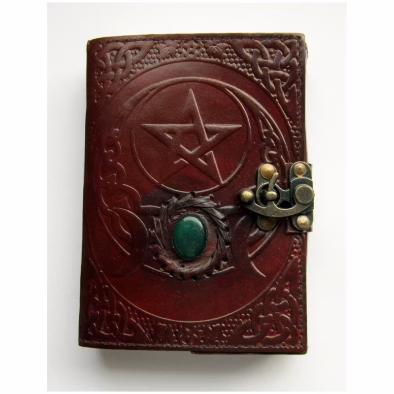 Skuggbok av läder, med pentagram, triple moon och en grön agat