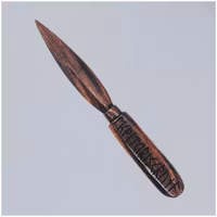 Athame av trä med runor
