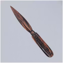 Athame av trä med runor