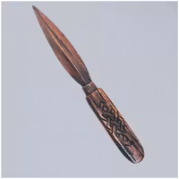 Athame av trä med runor