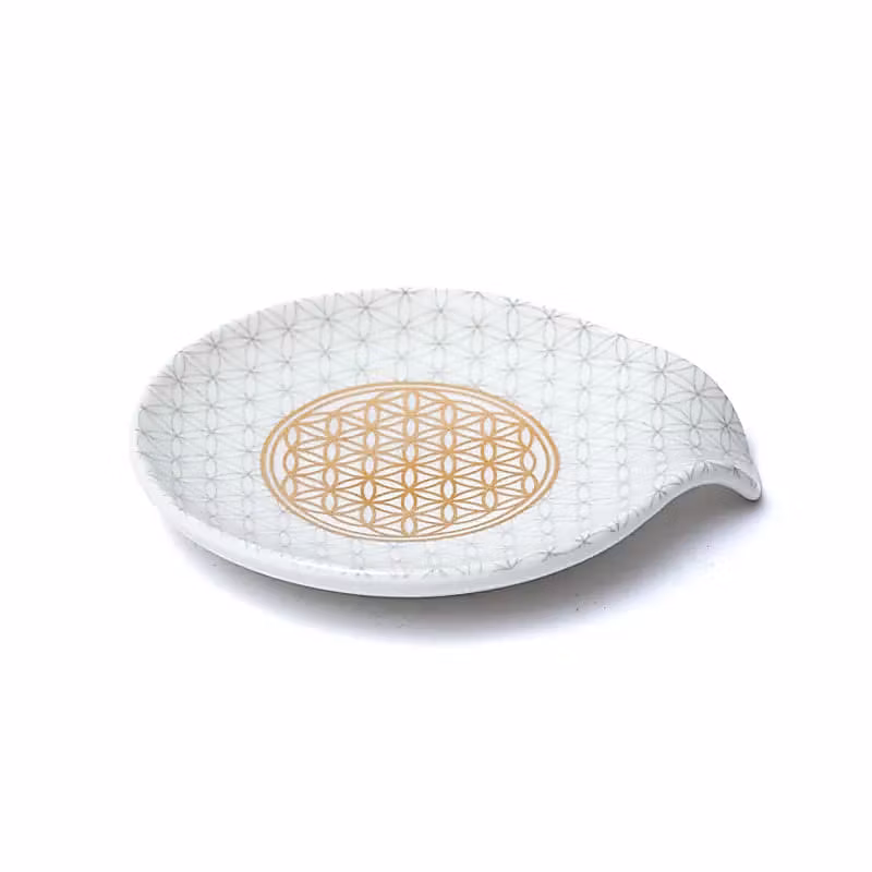 Litet vitt fat att lägga tepåsen på, mönster flower of life i guld.