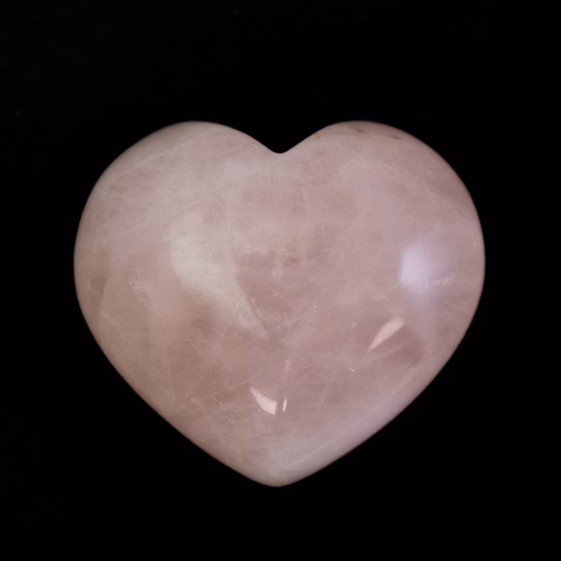 Hjärta av rosenkvarts, mått ca 4 x 3,5 x 2 cm.