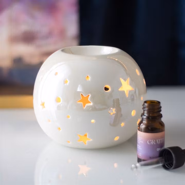 aromalampa vit boll med utskurna stjärnor