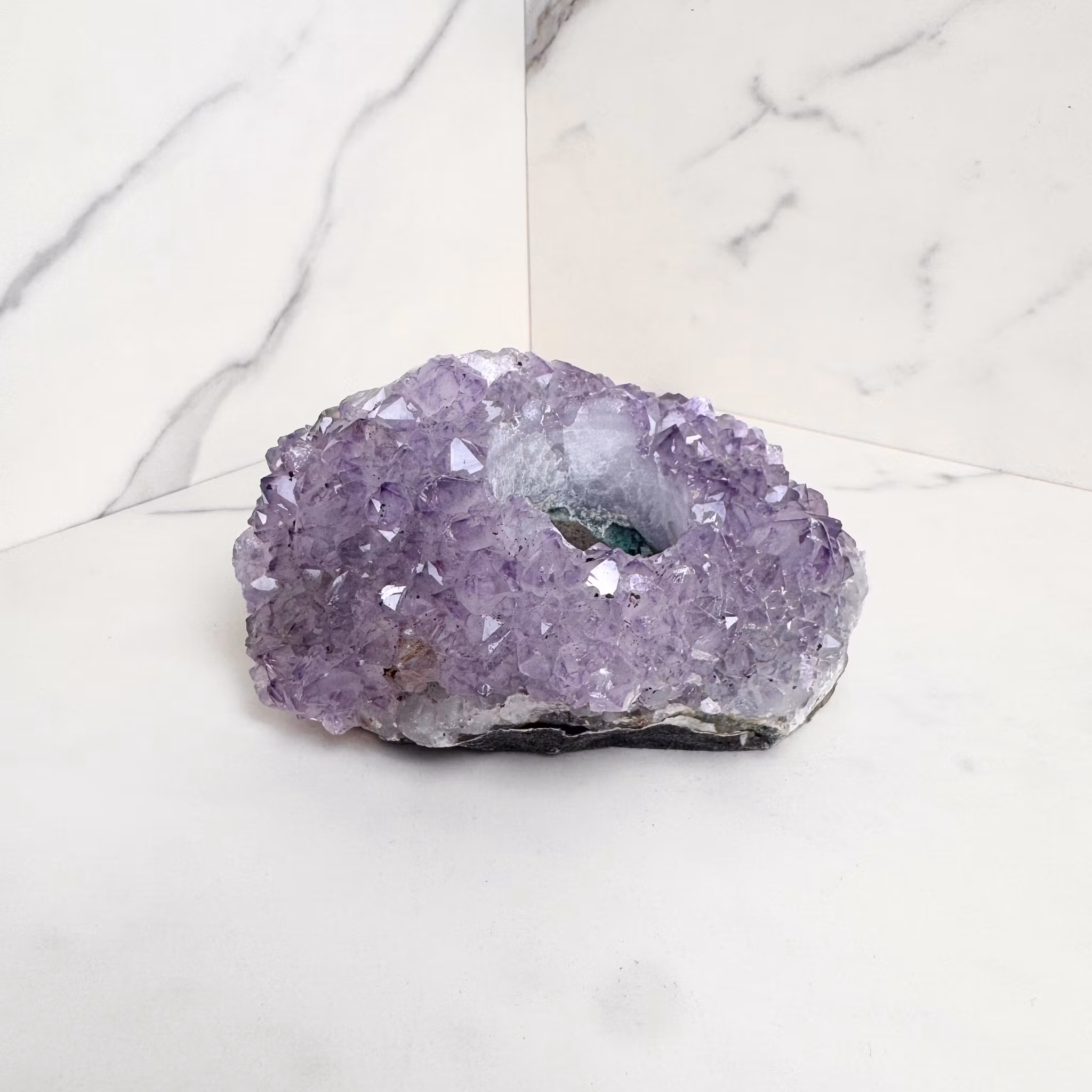 Ljuslykta för värmeljus, gjord av ametistkluster