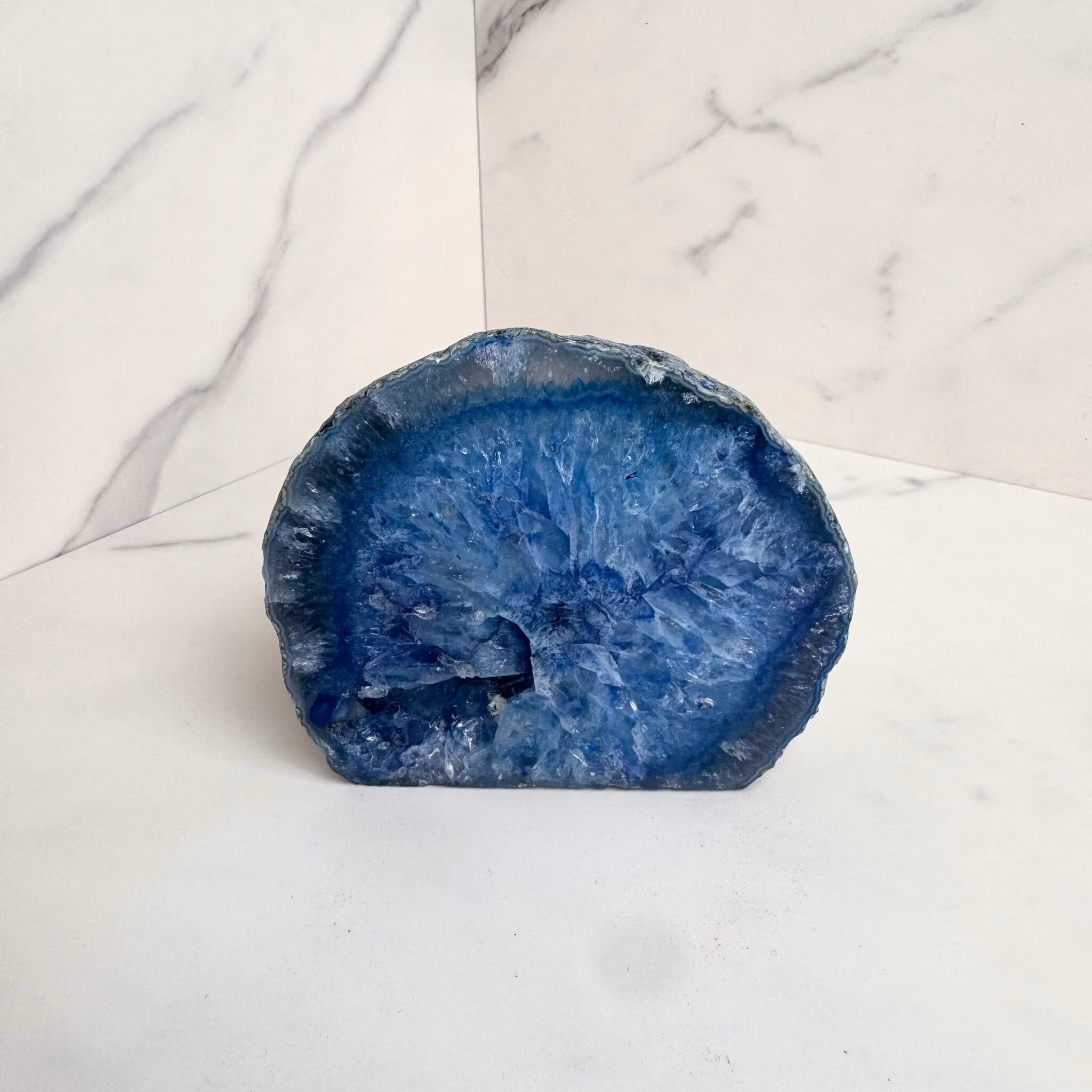 Ljuslykta av naturlig agat, färgad blå.