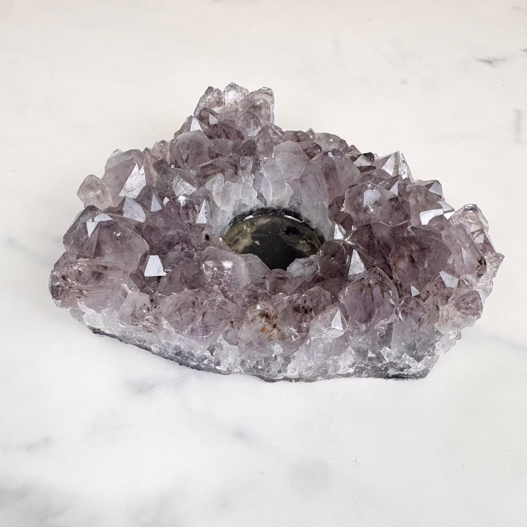 Ljuslykta rå ametist med hål för värmeljus