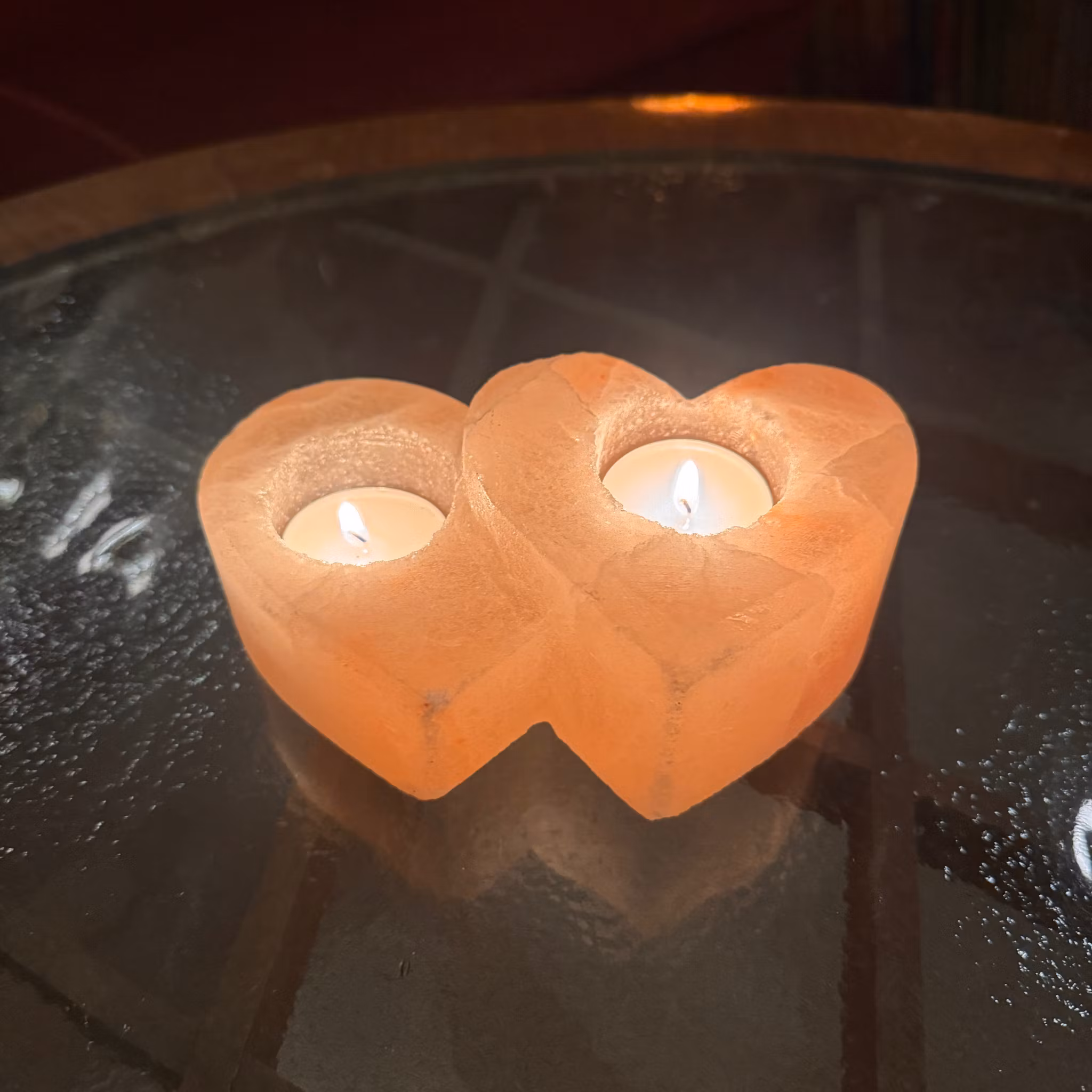 Ljuslykta av himalaysalt formad som två hjärtan (för två värmeljus).