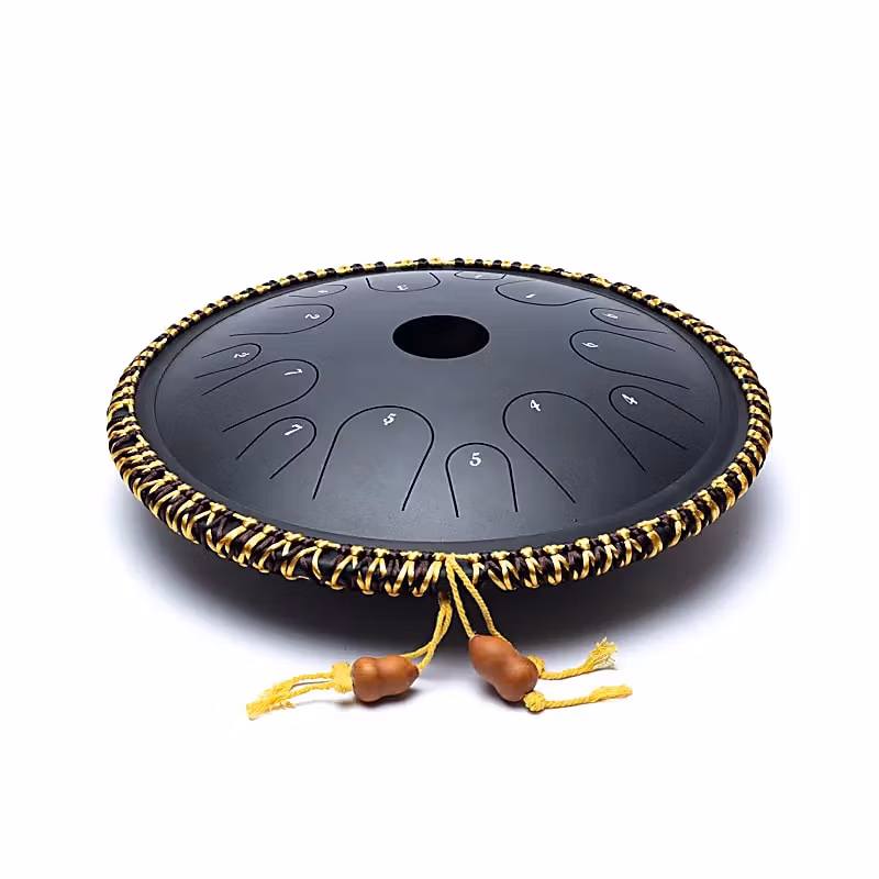 tongue drum i svart, 14 toner, stämd i C-dur, trumman sedd från sidan i denna bild