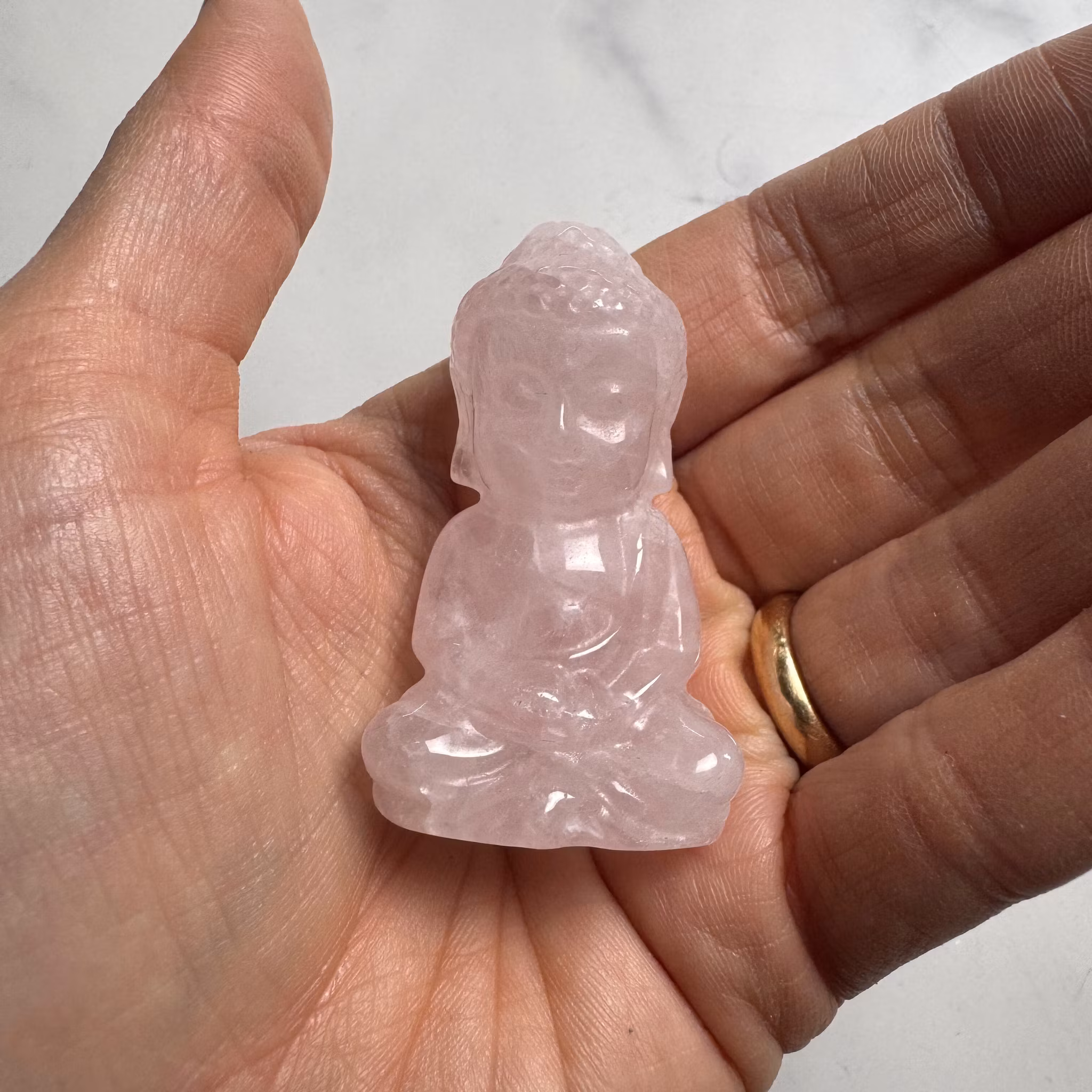 buddhafigur i rosenkvarts, ca 5 cm hög