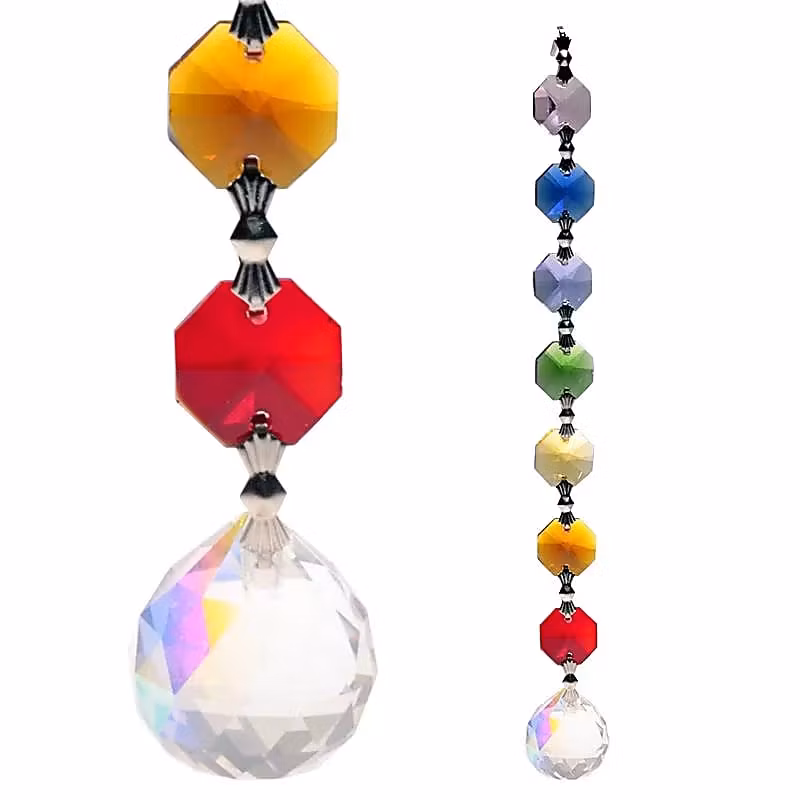 solfångare med chakrafärgade glaspärlor och en klotformad prisma längst ner