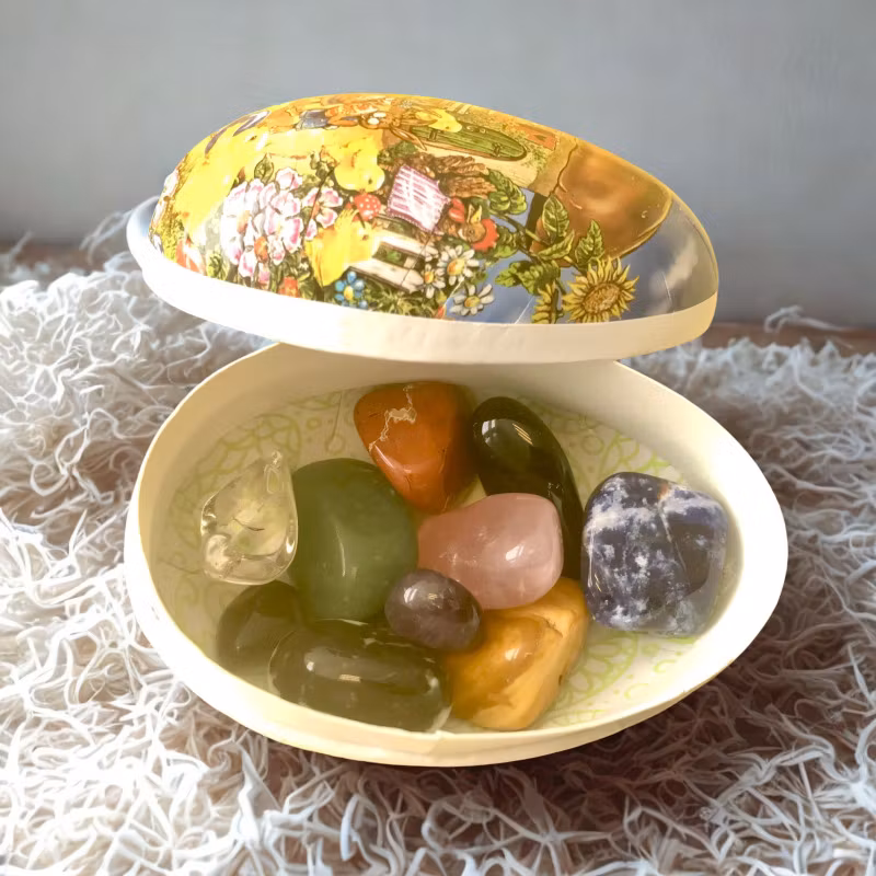 Påskägg med trumlade kristaller