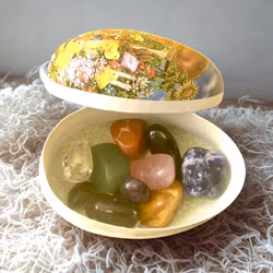 Påskägg med trumlade kristaller