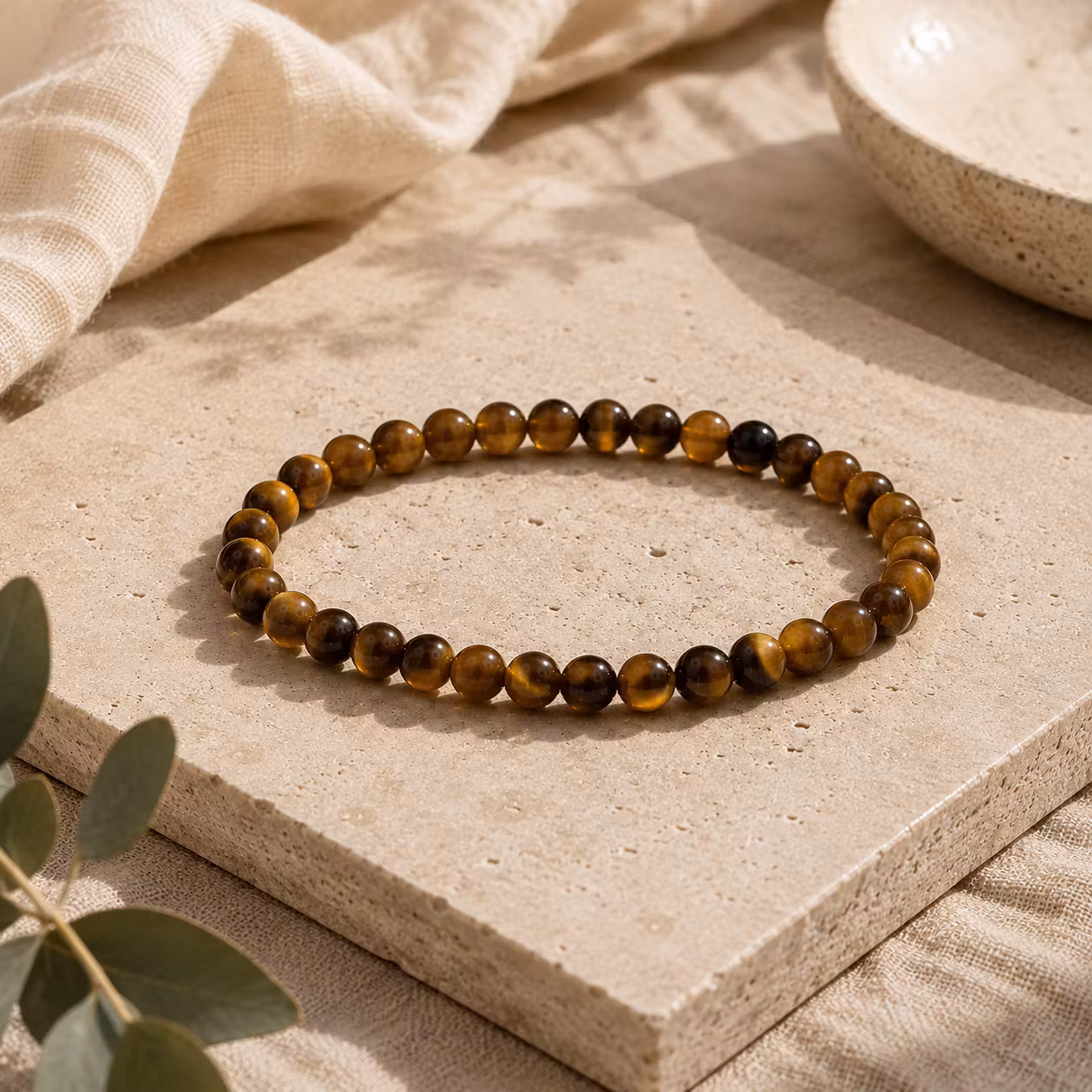 armband med pärlor av tigeröga, pärlorna är ca 3 mm i diameter