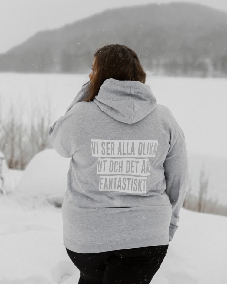 Hoodie "Vi ser alla olika ut och det är fantastiskt"