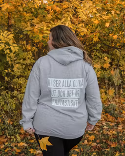 Hoodie "Vi ser alla olika ut och det är fantastiskt"