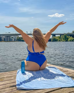Blåa strandpaketet: Vattenflaska + strandbadlakan