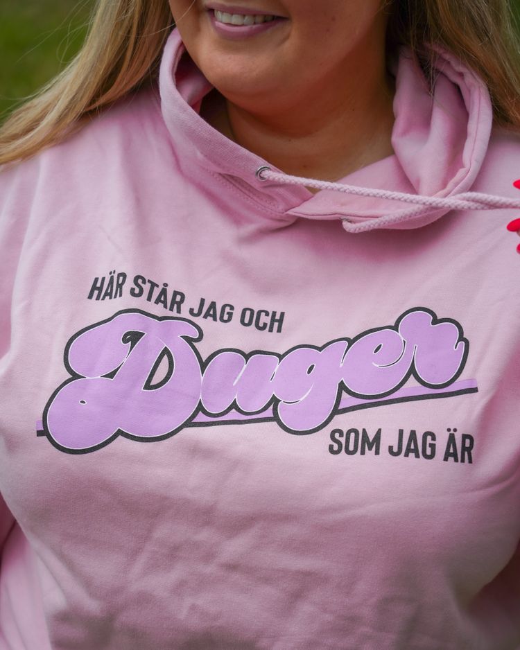 Rosa hoodie "Här står jag och duger som jag är"