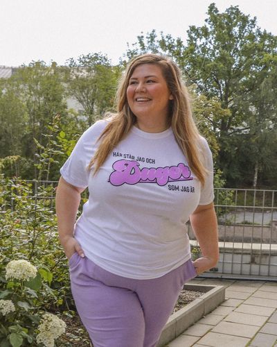 Vit t-shirt "Här står jag och duger som jag är"