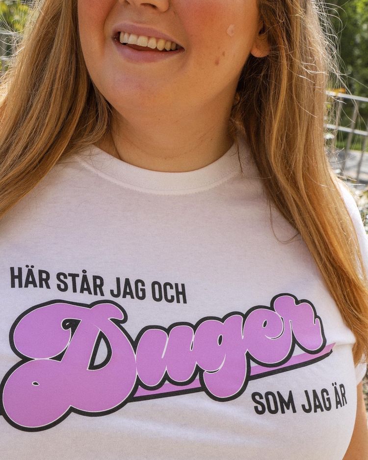 Vit t-shirt "Här står jag och duger som jag är"