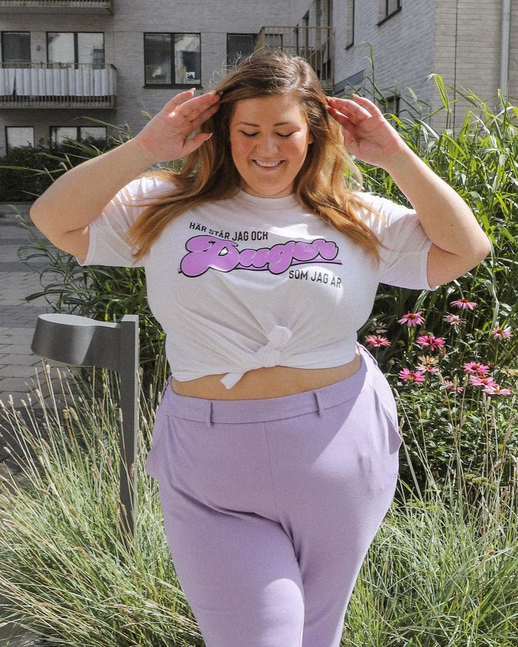 Vit t-shirt "Här står jag och duger som jag är"