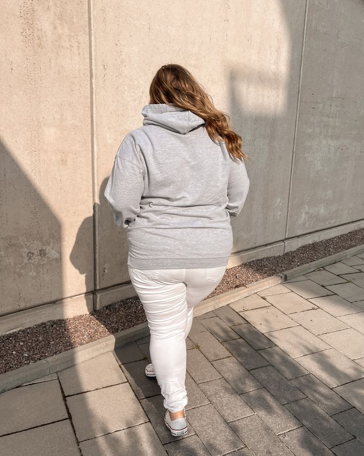 Grå hoodie "Alla storlekar är vackra"
