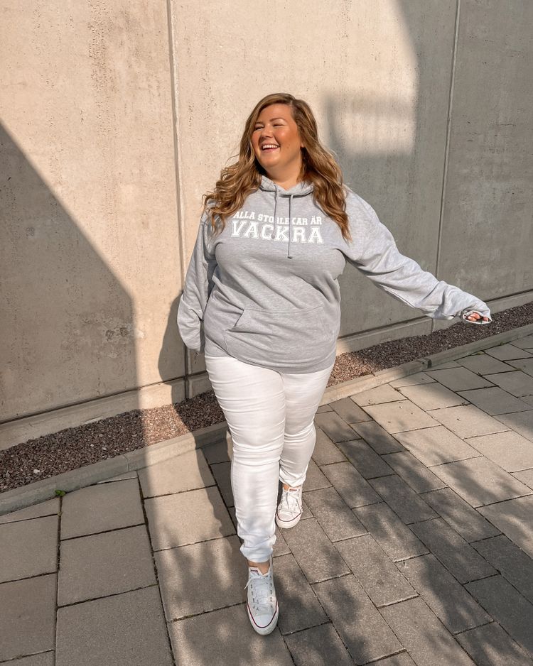 Grå hoodie "Alla storlekar är vackra"