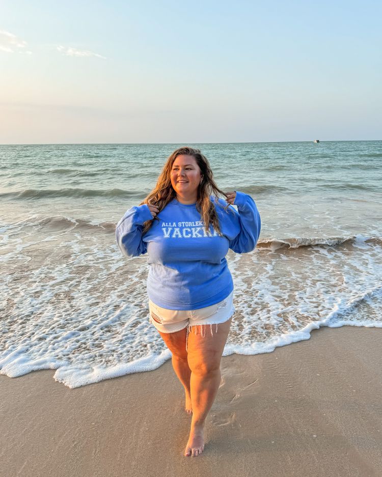 Blå sweatshirt "Alla storlekar är vackra"