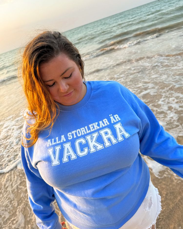 Blå sweatshirt "Alla storlekar är vackra"