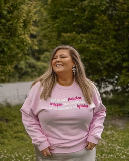 Rosa sweatshirt "Det är inte storleken på kroppen som spelar roll utan storleken på hjärtat"